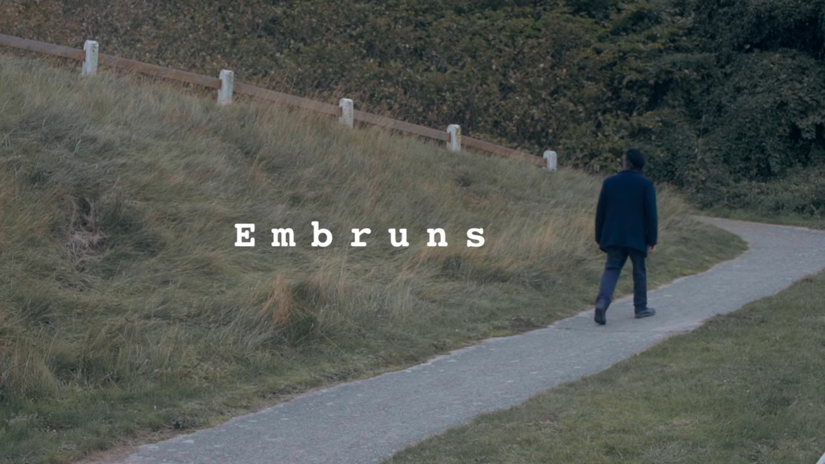 extrait du film Embruns. un homme marche sur une route de campagne en Bretagne